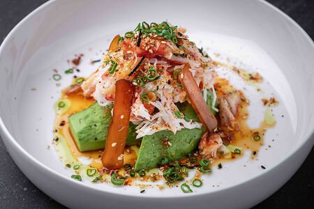 Салат с авокадо, крабом и боттаргой