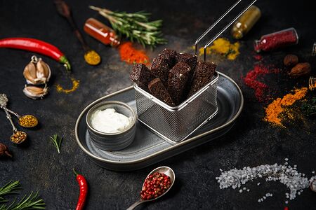 Гренки бородинские с чесночным соусом