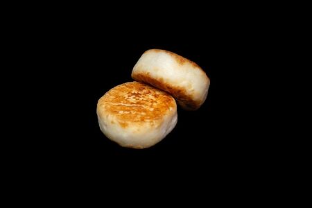 Фермерские сырники с изюмом и сметаной