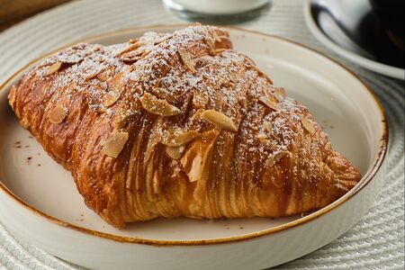 Круассан миндальный