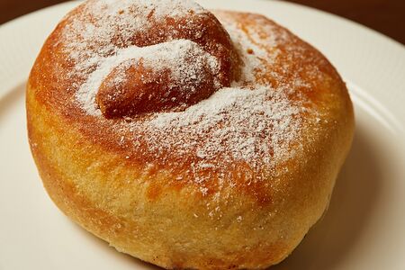 Плюшка с вишнёвым конфитюром