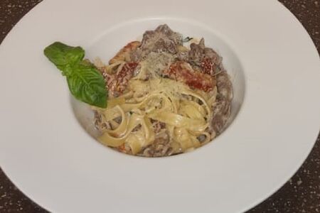 Говядина феттуччине с вялеными томатами