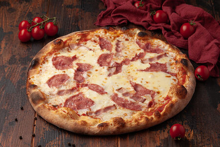 Пицца с ветчиной и беконом