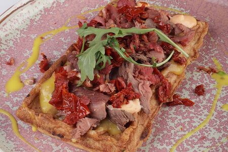 Вафли черемша с ростбифом, беконом и соусом Голландез