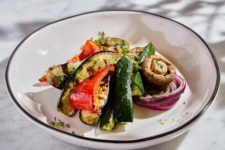 Овощи гриль с соусом чимичурри