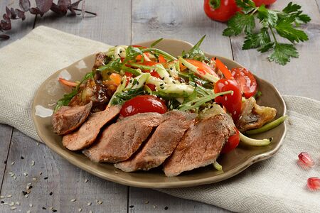 Тёплый салат с уткой