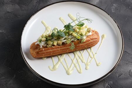 Эклер с авокадо и сливочным сыром