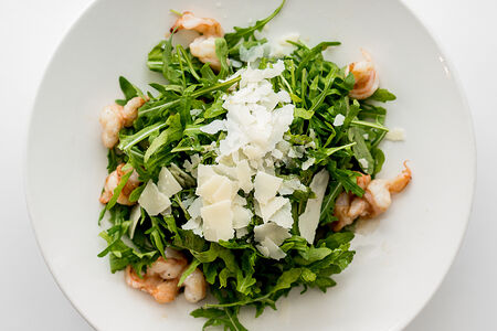 Салат из рукколы с креветками