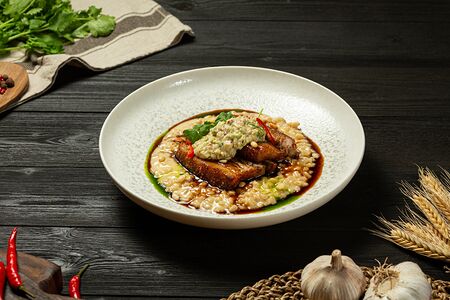 Свиная грудинка с перлотто и сальсой из авокадо