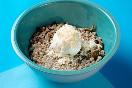 Зеленая гречка с вешенками, яйцом пашот и пармезаном