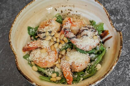 Салат с тигровыми креветками и рукколой