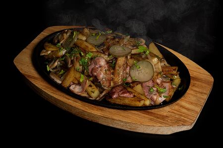 Горячая сковорода с жареной картошкой и беконом