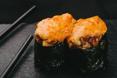 Запеченный гункан с угрем  