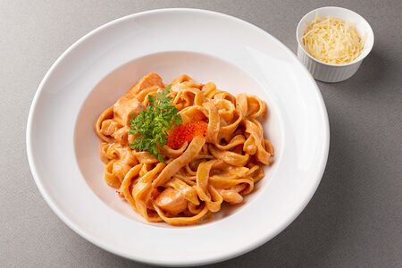 Феттуччине с красной рыбой и креветками