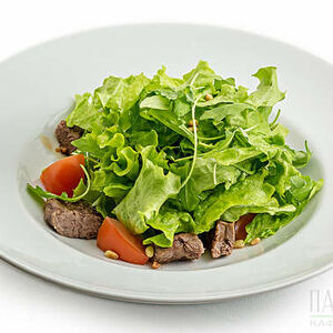 Теплый салат с говядиной