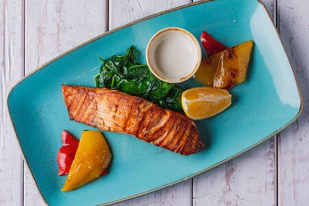 Запеченный лосось со шпинатом