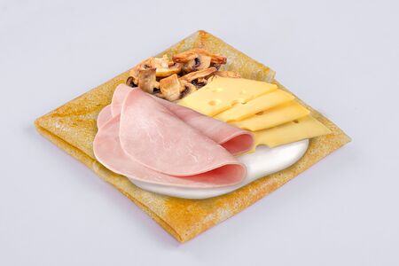 Блин с ветчиной, сыром и грибами