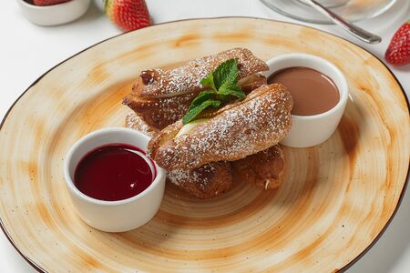 Мини-эклеры с малиновым и шоколадным соусом