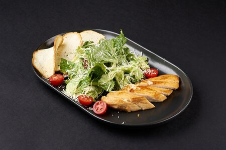 Цезарь с куриной грудкой гриль