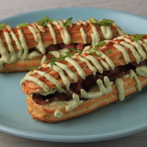 Эклеры Мильфей с запечённым ростбифом с пикантным соусом из петрушки