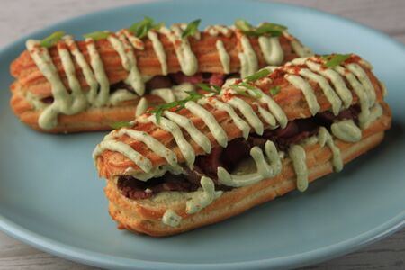 Эклеры Мильфей с запечённым ростбифом с пикантным соусом из петрушки