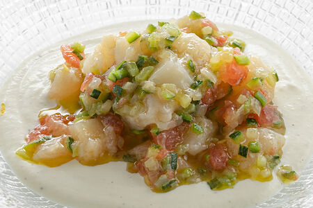 Тартар из гребешка с кремом из бурраты