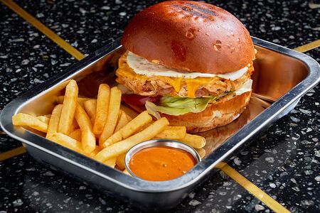 Бургер с рваным цыплёнком и яйцом