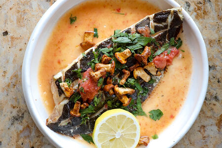 Камбала с лисичками и запеченным томатом