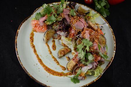 Салат с духовой телятиной и хрустящими баклажанами