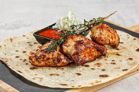 Шашлык из бедра цыпленка с картофелем айдахо