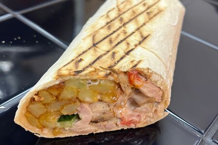 Шаурма с маринованной говядиной, жаренной на углях