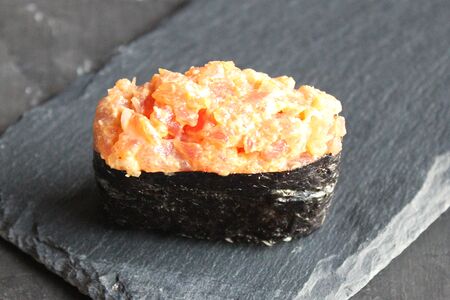 Гункан с тунцом