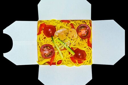 Вок по китайски с курицей, яичная лапша