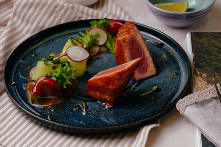 Стейк тунца на гриле глазированный острым манго