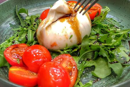 Буратта с запеченными помидорами и базиликом