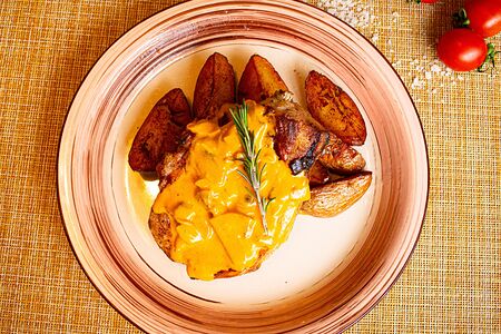 Свиная корейка под сливочно-грибным соусом