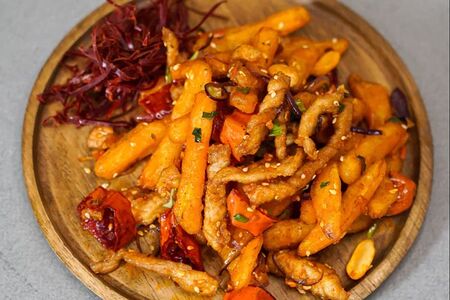 Сычуаньский картофель с арахисом и мясом