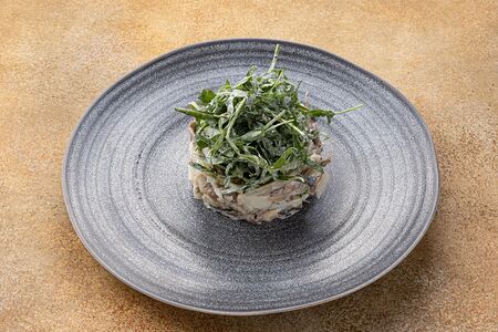 Салат с языком и руколой