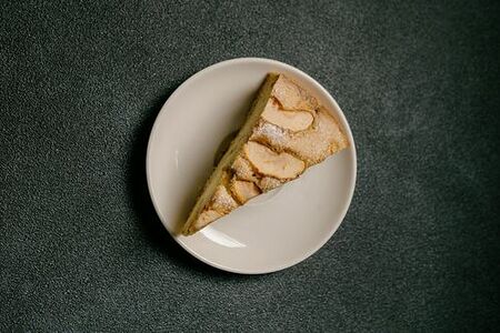 Шарлотка с яблоком