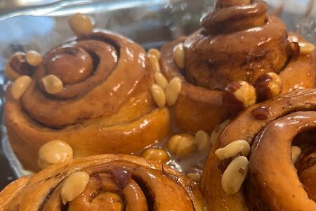 Булочка с карамелью и орехами