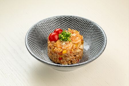 Рис с морепродуктами и омлетом