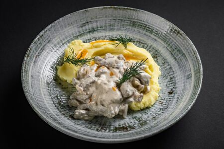 Томленые говяжьи щеки с эларджи