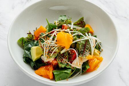 Салат из авокадо и креветок с яблоком и персиком