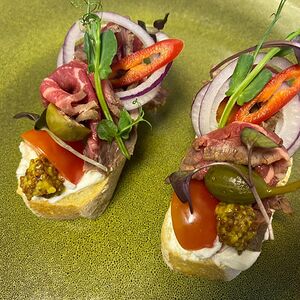 Брускетты с росбифом и сливочным сыром