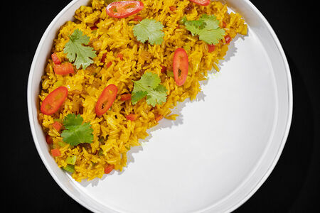 Сладкий рис с овощами, изюмом и ананасом