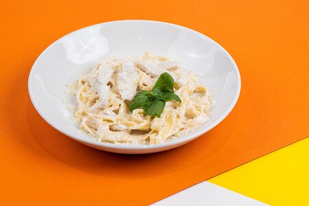 Паста с курицей в сырно-сливочном соусе