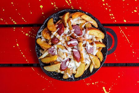 Картофель по-канадски с копченными колбасками