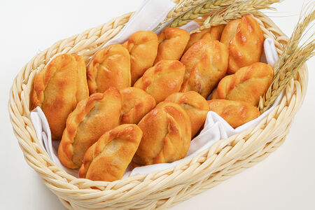 Пирожок с брусникой