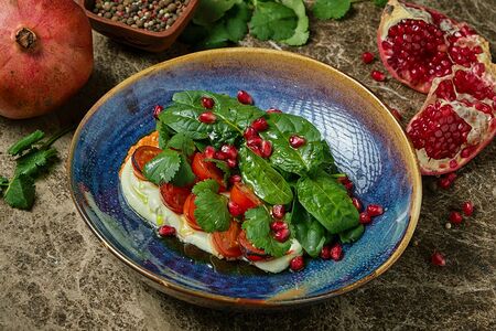 Салат из черри с базиликовым кремом