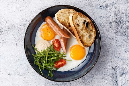 Глазунья со cвинoй сосиской